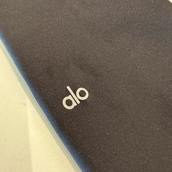 ALO Yoga Women’s Midnight Black Leggings - Picture 5 of 6